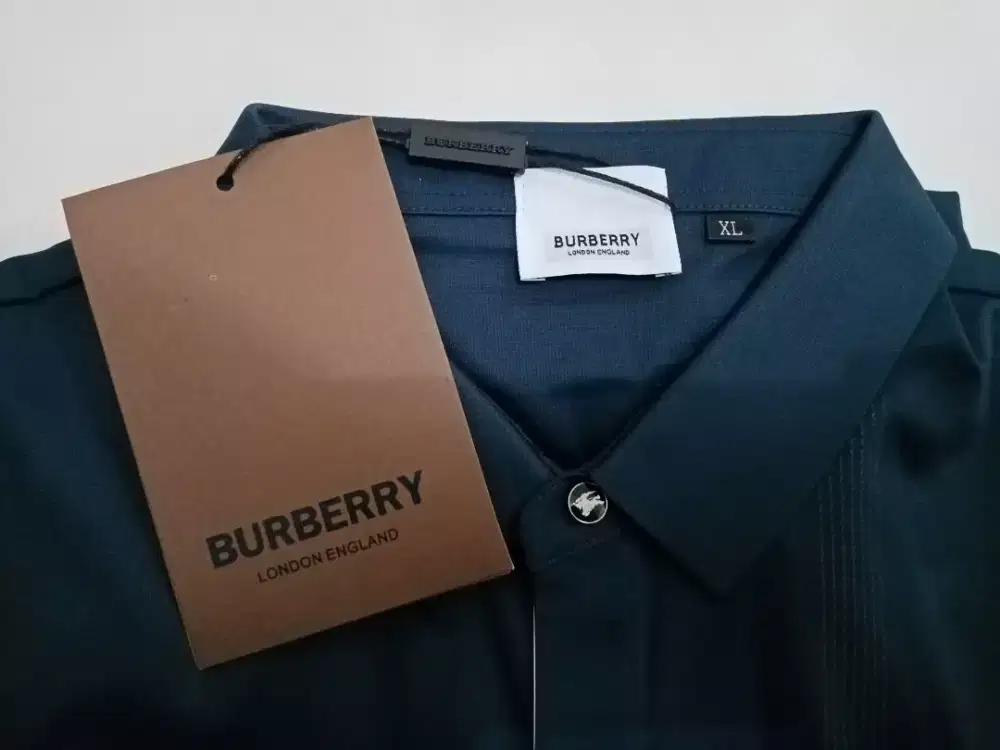 Burberry kemeja lengan pendek.