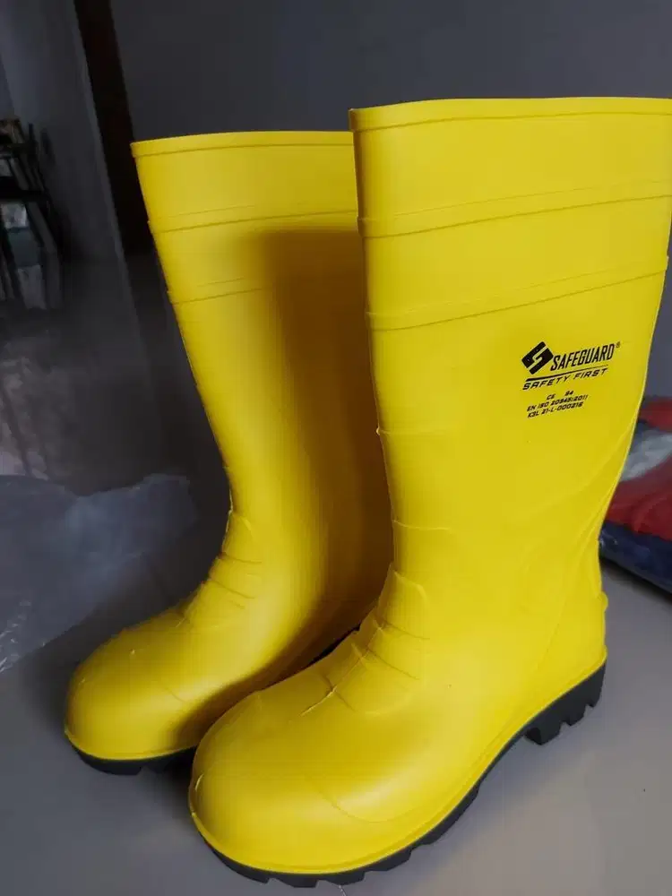 Sepatu karet safety ukuran 43 SAFEGUARD
