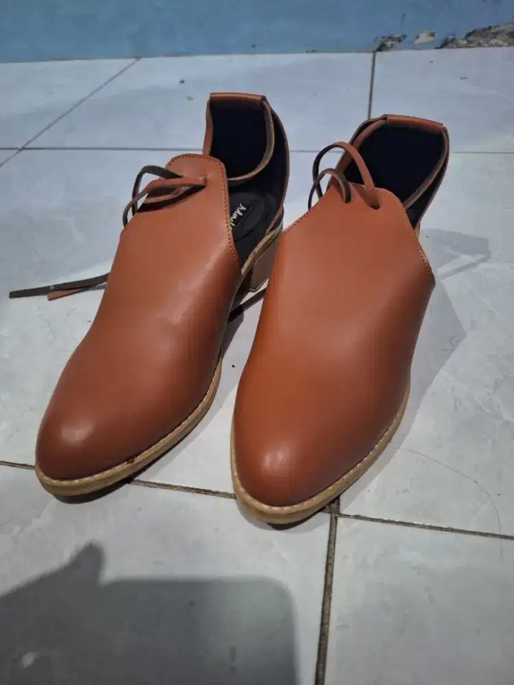 Sepatu boots coklat