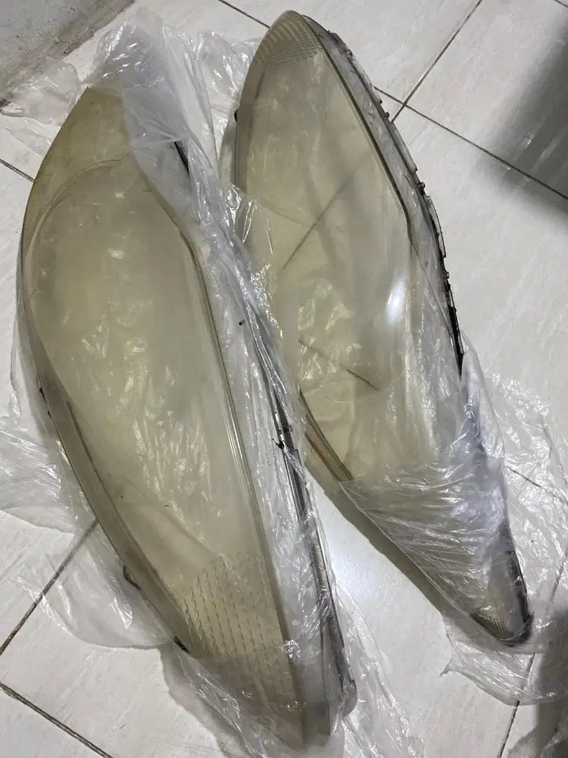 Cover lampu depan ford fiesta 1.6 2012