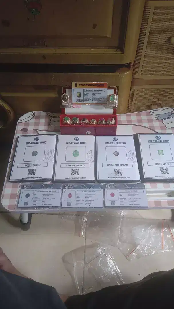 BORONGAN PERMATA NYA ADA 8 PCS BER SERTIFIKAT DAN MEMO