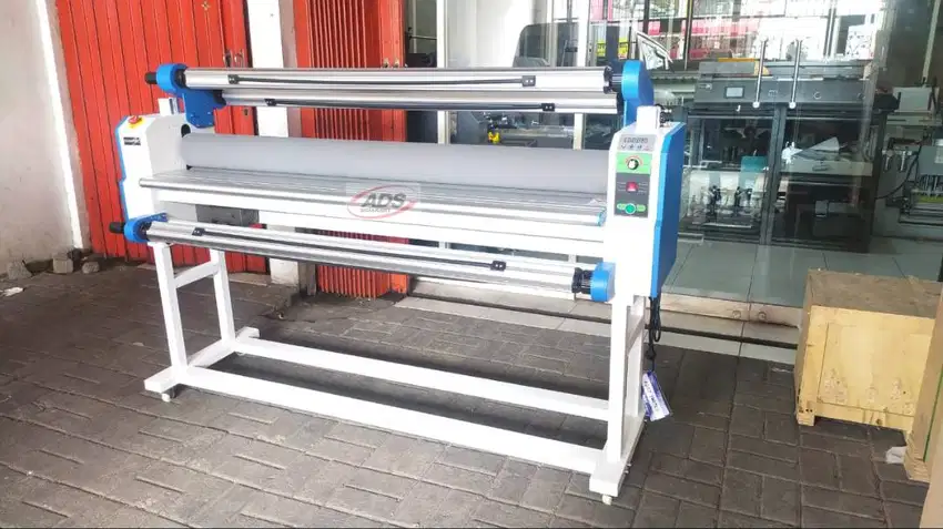 MESIN LAMINASI PANAS OTOMATIS 1,6M DENGAN SISTEM PNEUMATIK