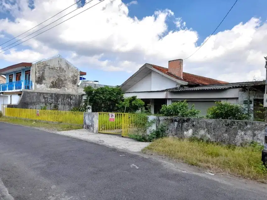 Rumah Klasik Halaman Luas di Pandega dekat Kampus UGM