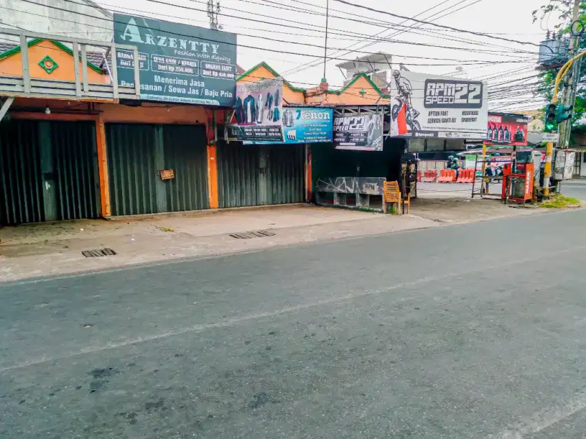 Disewakan Toko Pinggir Jalan Cemara Kayu Tangi (Simpang 4 Lampu Merah)
