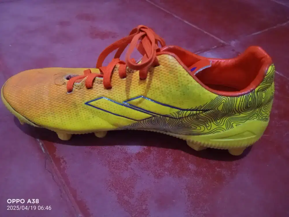 Sepatu Bola Mills dan Kipsta