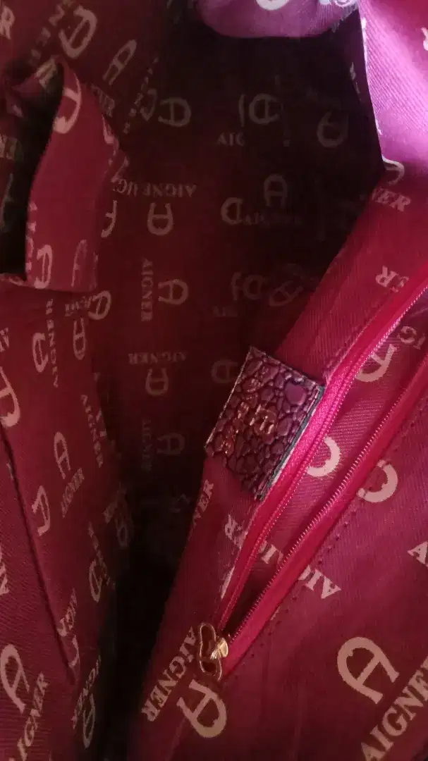 Tas Aigner merah