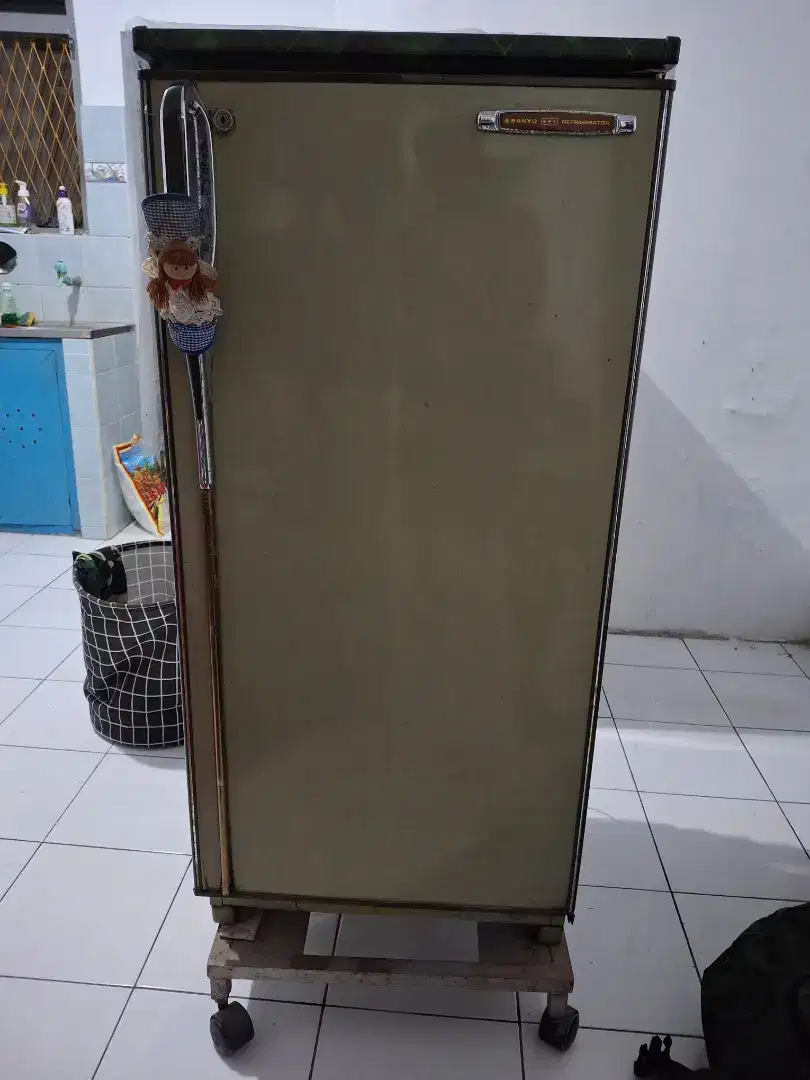 Kulkas sanyo lama (jadul)