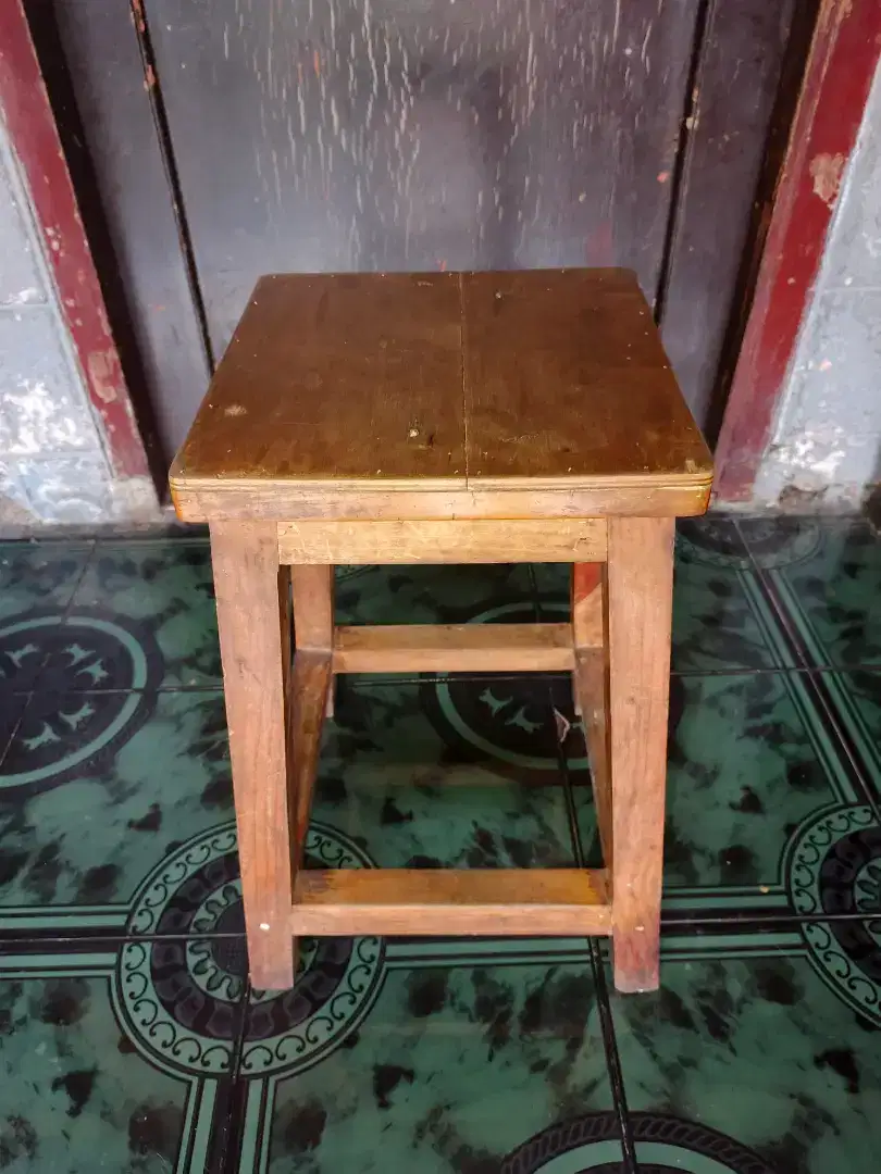 Kursi Kayu yang bisa digunakan untuk cafe/warung/prabotan rumah tangga