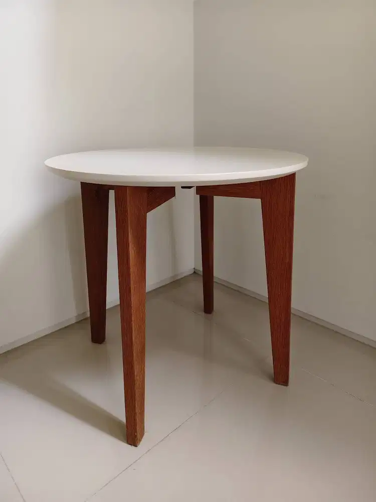 Meja Sisi Bundar Putih Informa