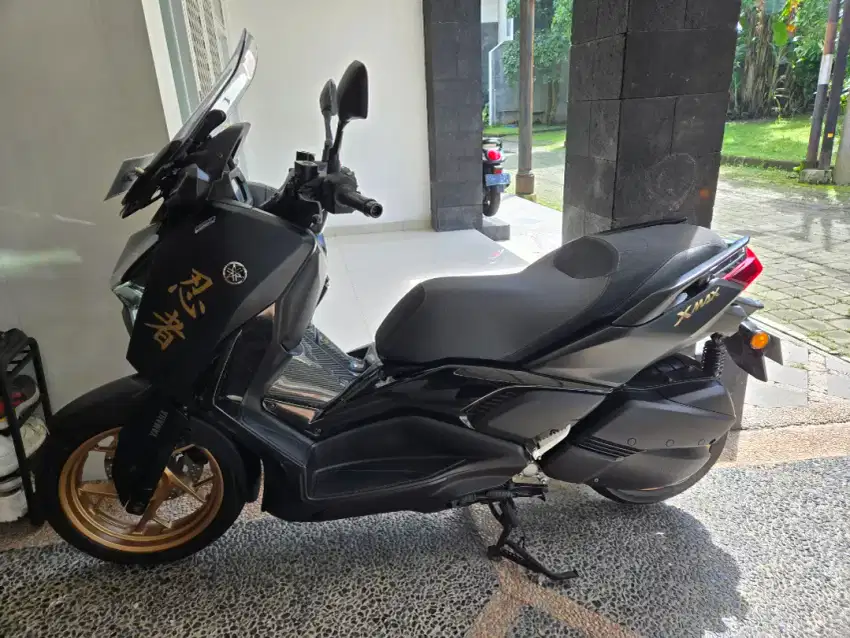 YAMAHA XMAX Conected  like NEW  Hitam