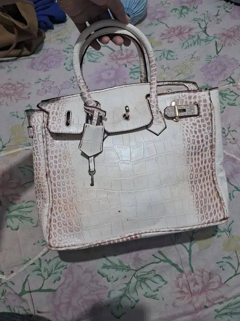 Tas Kulit Putih Ungu