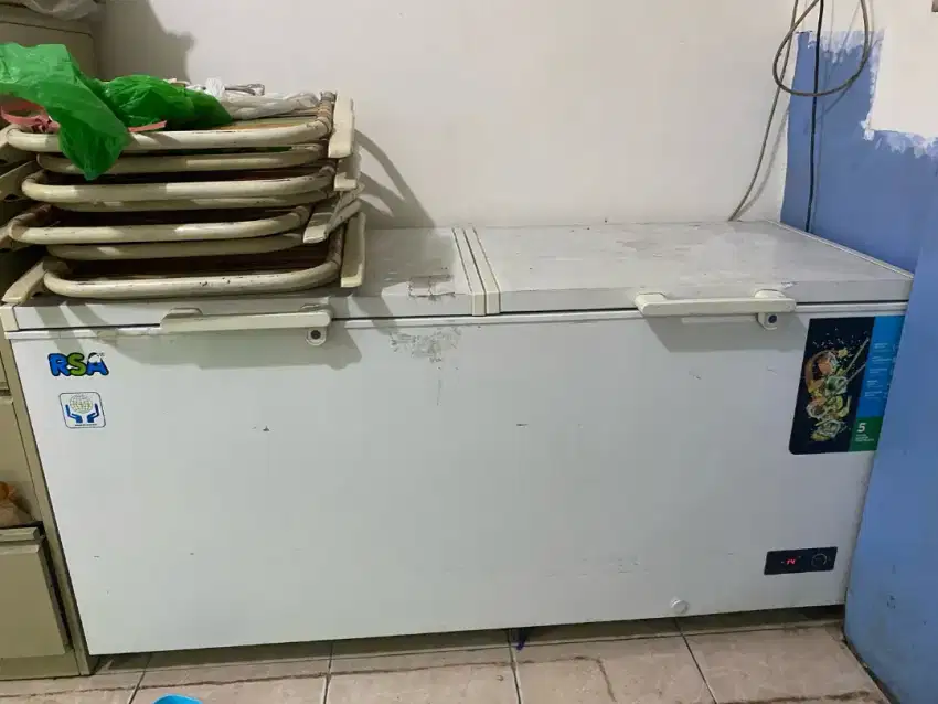 Frezeer merek RSA bekas
