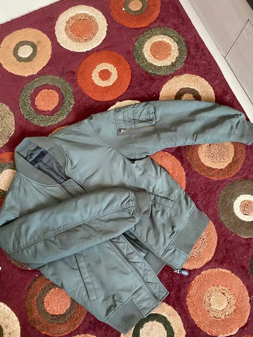 Jaket bumper original UNIQLO size S warna olive