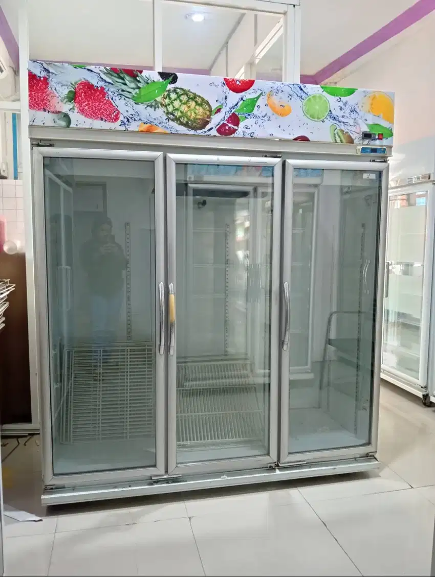 Showcase SANSIO 3 Pintu