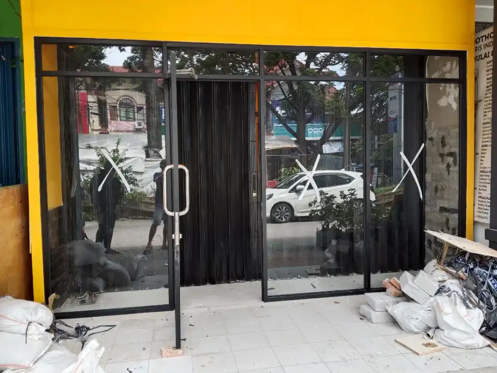 Partisi kaca dan pintu