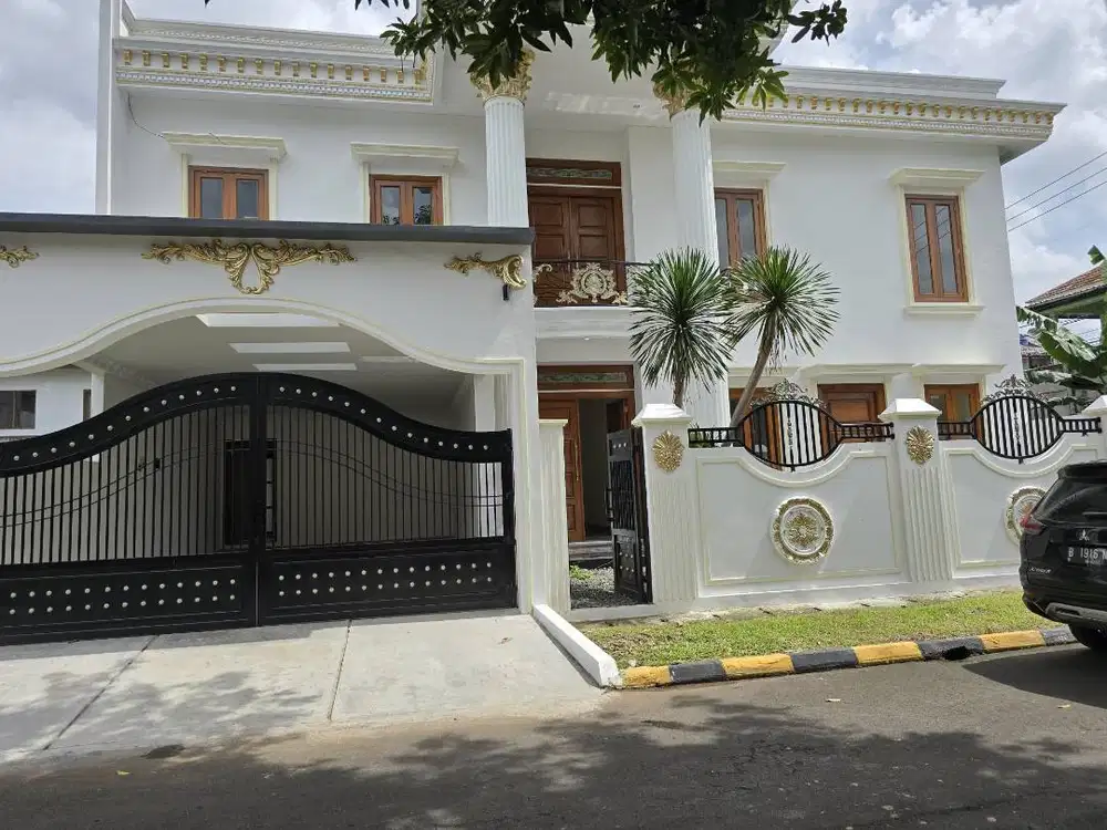 Dijual Rumah 3 Lantai ada Kolam Renang di Puspitaloka BSD