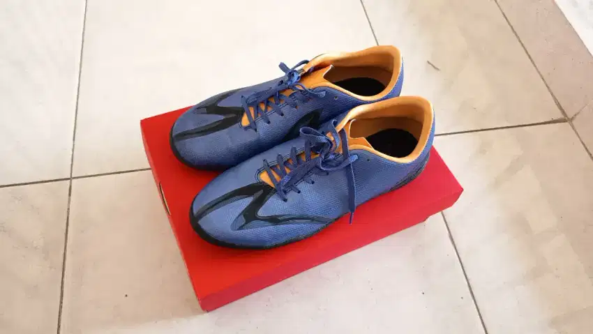 Sepatu Bola Futsal Specs XLR In (Chrushed Velvet Black SPE402315)