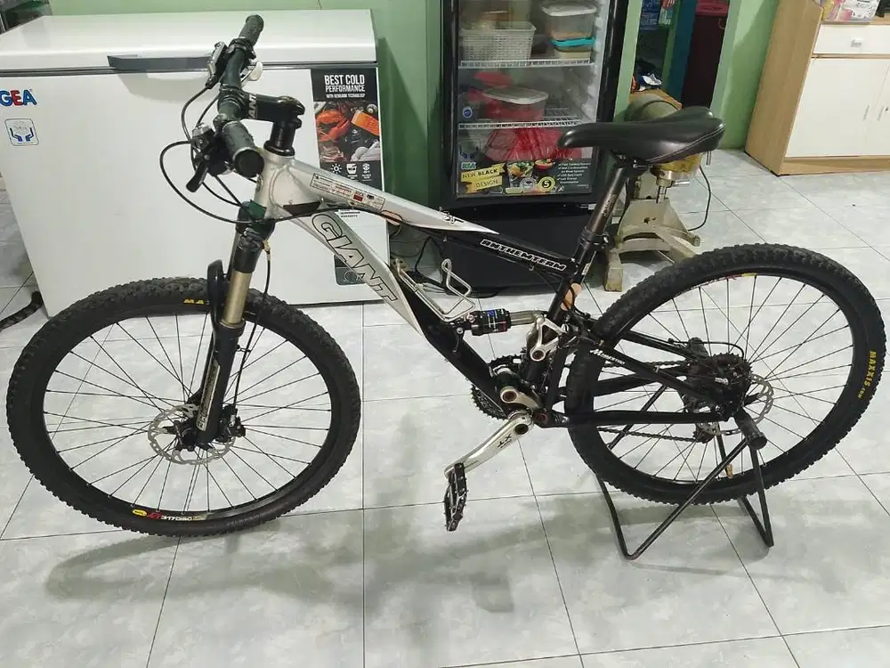 Sepeda MTB Giant Fullsus