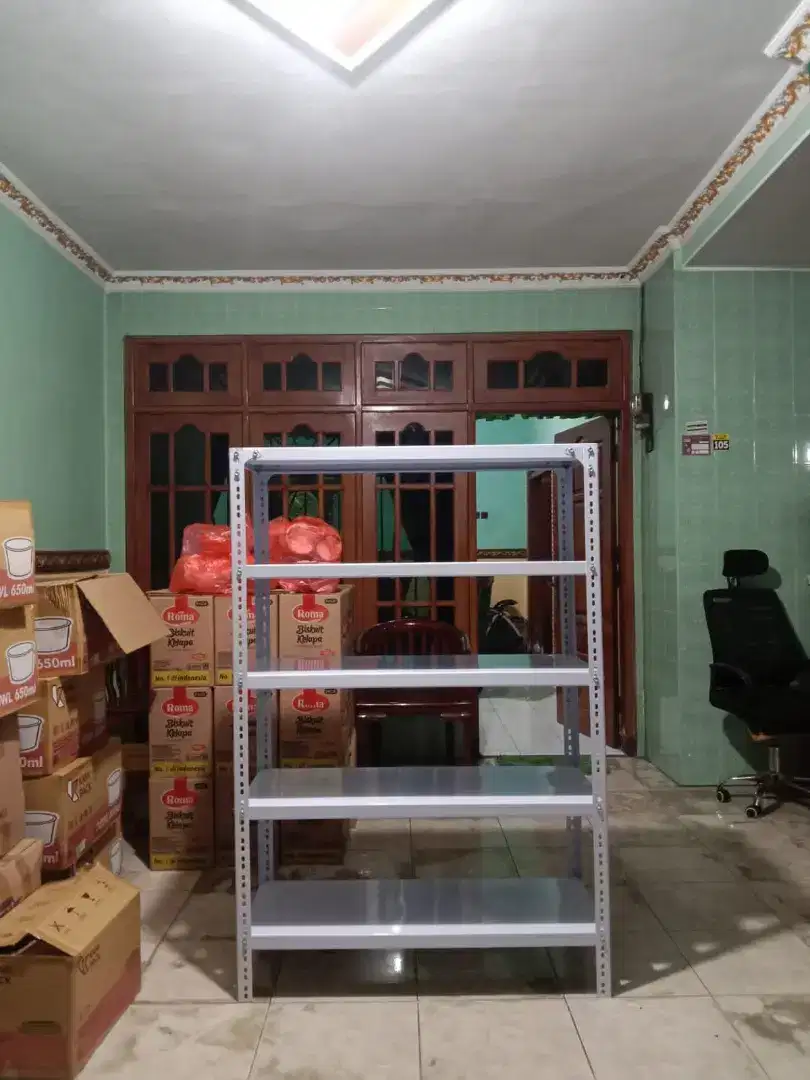 Rak besi siku lubang