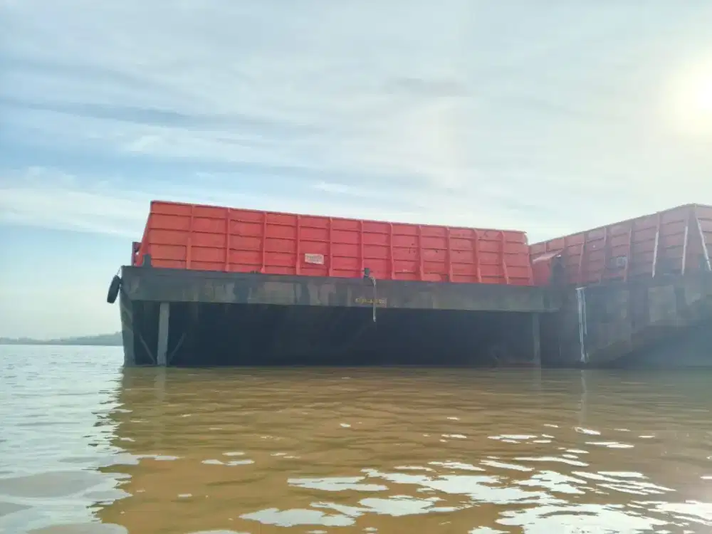 Di jual tongkang / Barge 300 feet tahun 2000