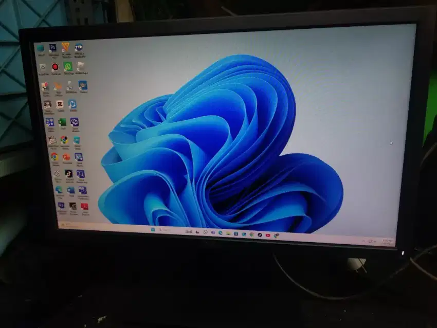 LED monitor Dell E2216D barang mulus