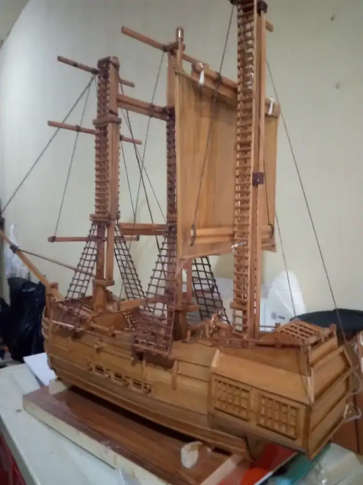 Miniatur kapal tradisional