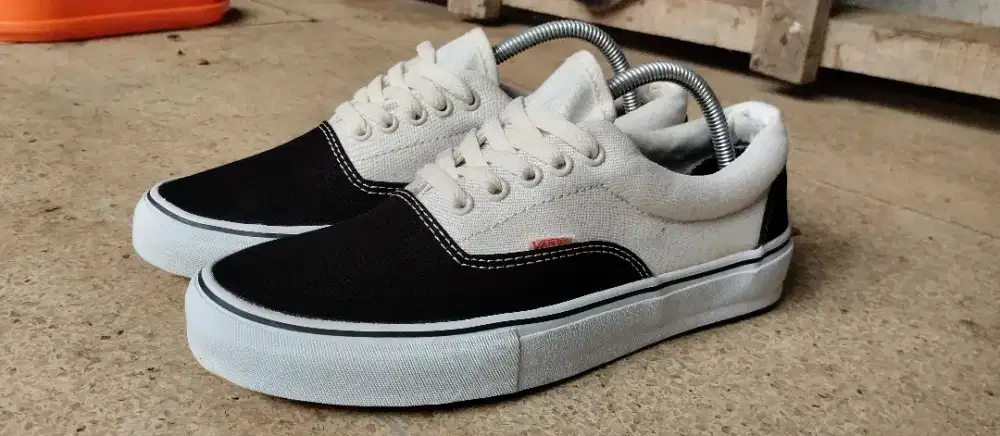 Vans Era black and broken white