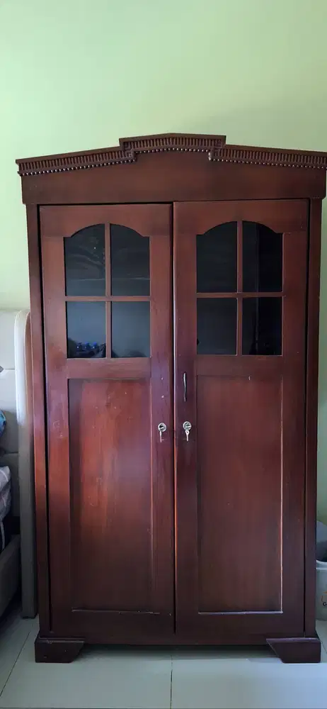 Lemari Antik Plus Mesin Jahit Jadul dijual cepat