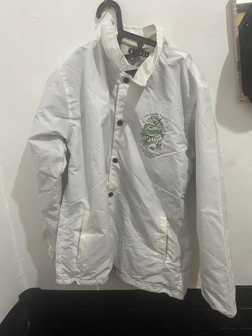 Jaket coacch putih akazoo