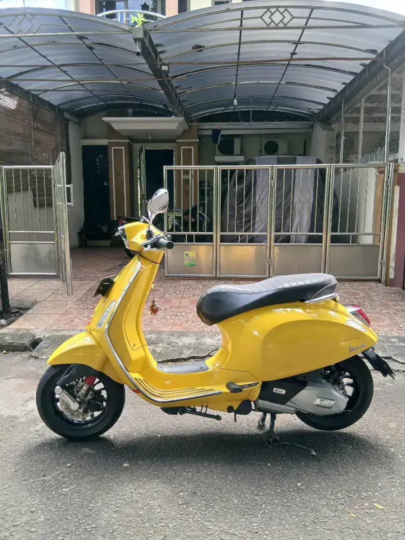 Vespa sprint s 2021 kuning