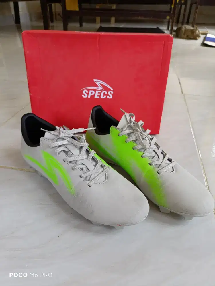 Sepatu bola specs 42