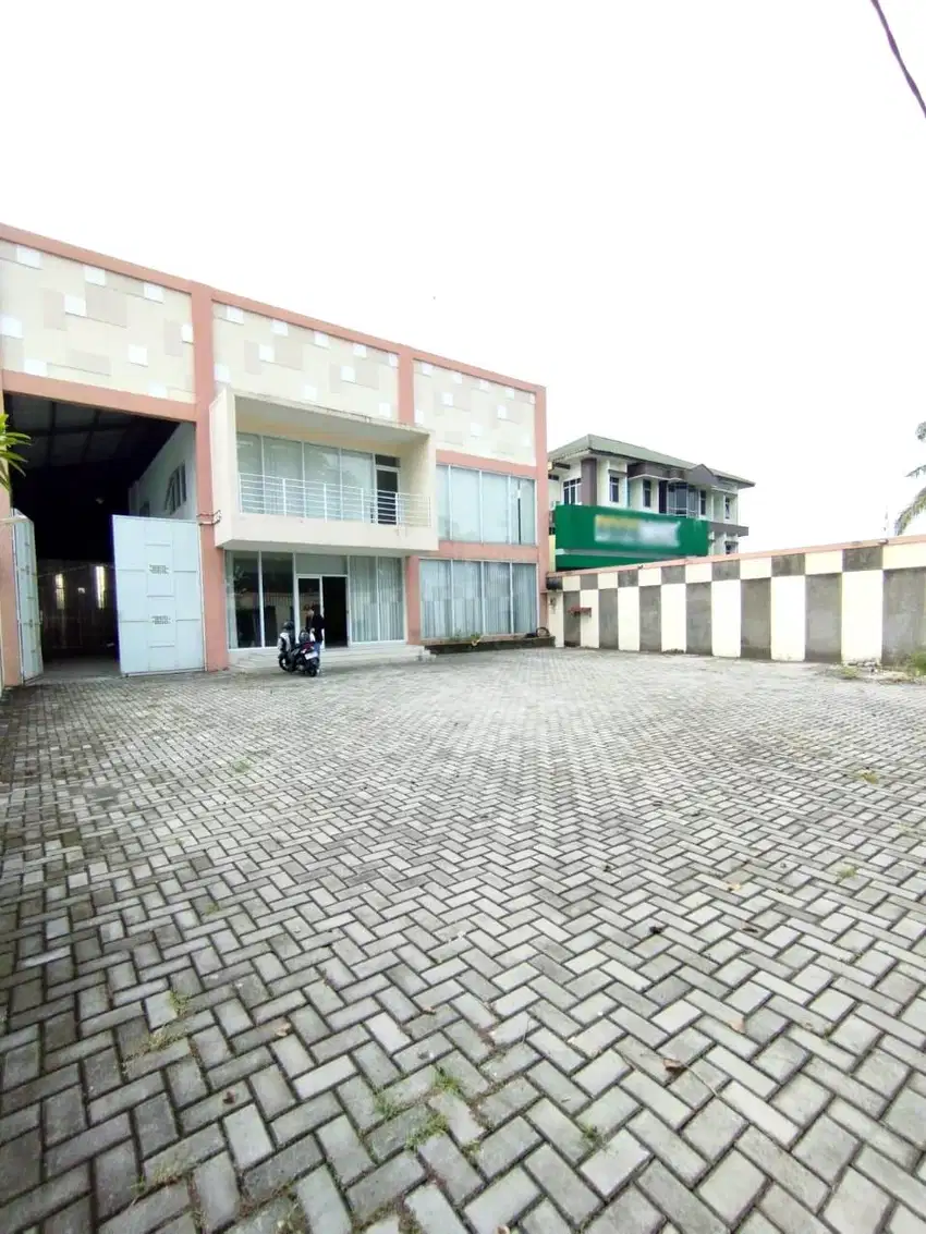 Kantor dan Gudang Luas di Tepi Ringroad Barat