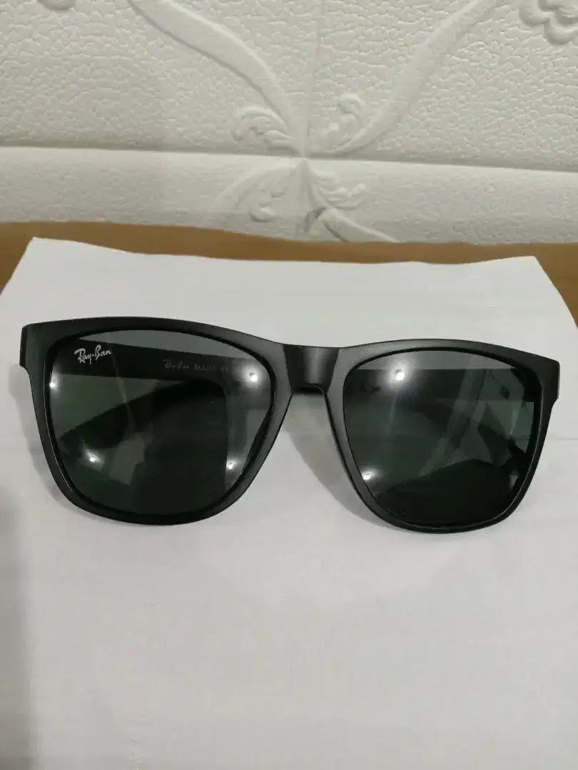 Kacamata Rayban.