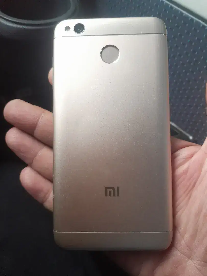 Xiaomi redmi 4x ram4/64 minus tc retak tipis aj ma tomoel dikit