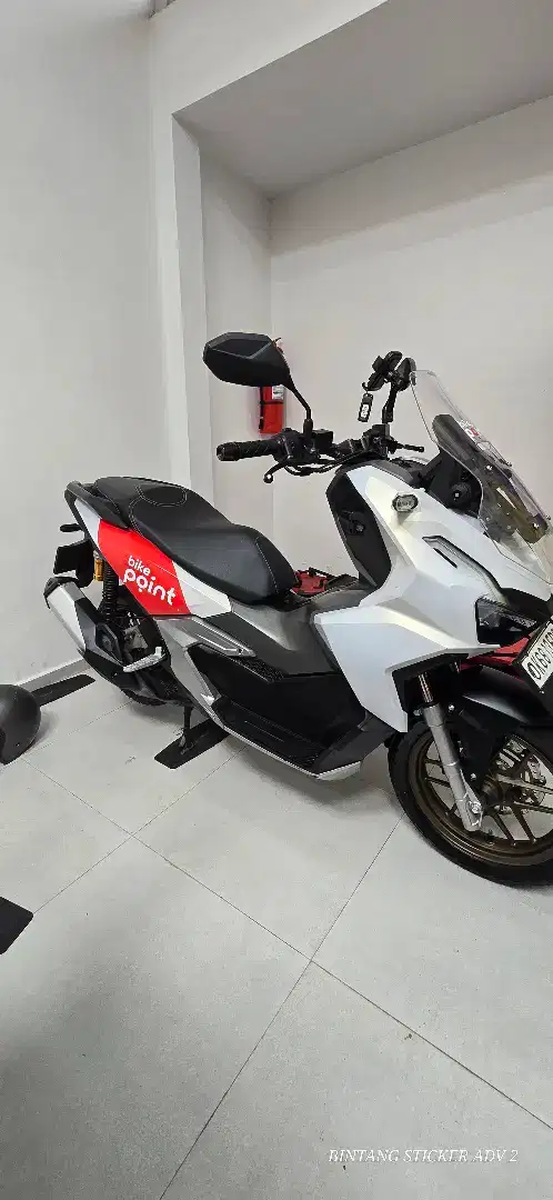 Pemasangan sticker di motor bisa requies, pengerjaan rapi dan cepat