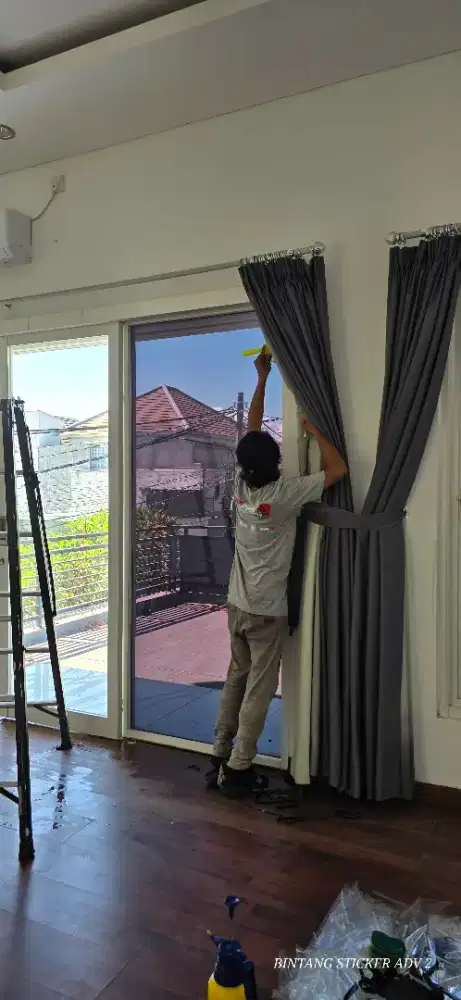 Percantik tampilan kaca di rumah dgn pasang stiker sunblast dan riben
