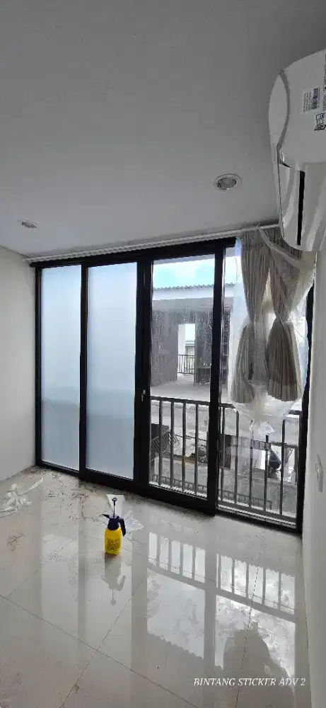 Pintu jendela yang sudah dipasang sticker sunblast kaca film