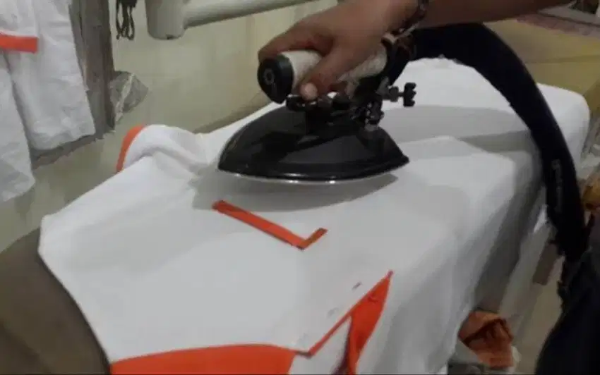 PETUGAS SETRIKA UAP