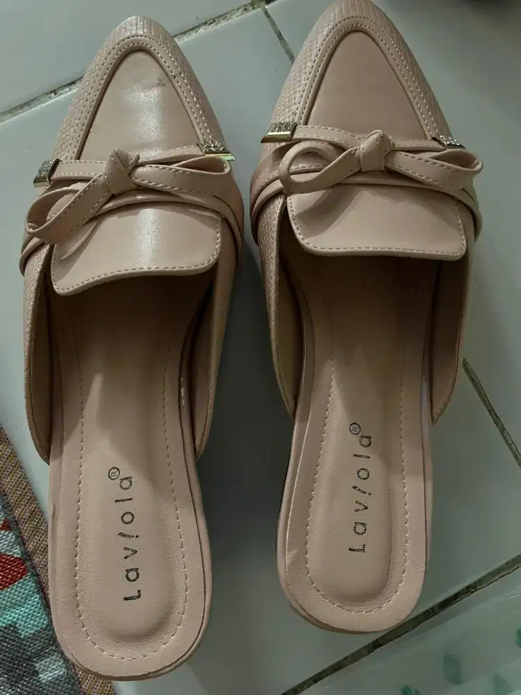 Sepatu heels warna pink