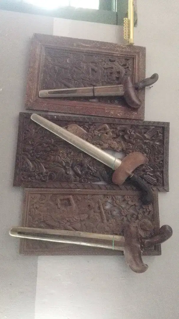 Tiga keris sepuh plus ukiran antik