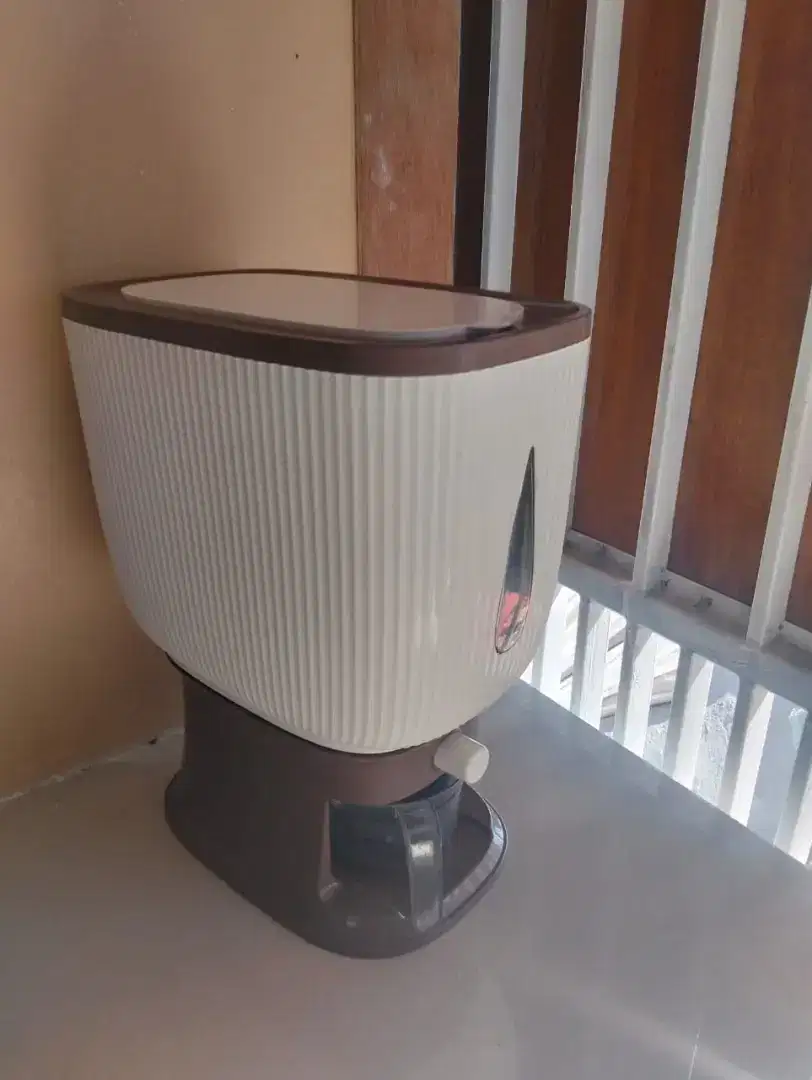 Tempat beras 10 kg beras. Tempat penyimpanan beras