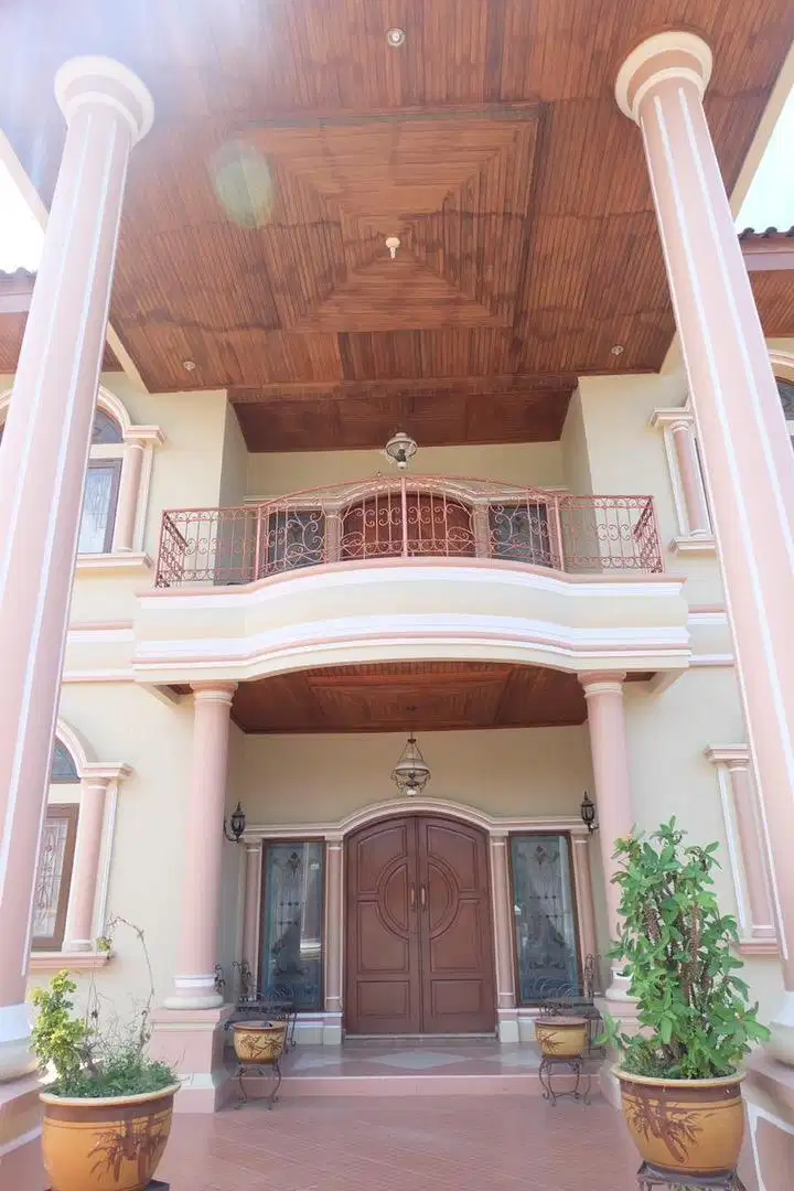 Dijual Rumah Tempat Usaha Bisnis Lokasi Strategis dengan Kolam Renang