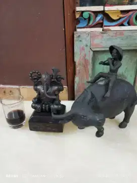 Patunggu perunggu anak naik kerbau dan Ganesha