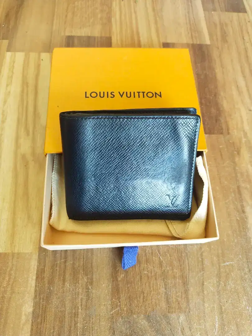 Louis Vuitton wallet taiga authentic