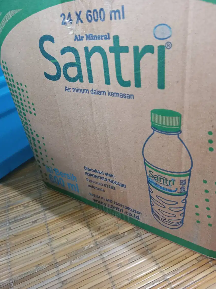 Air minum botol 600ml SANTRI dalam dus