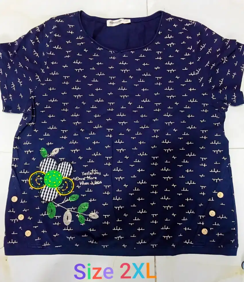 Preloved Kaos wanita motif timbul