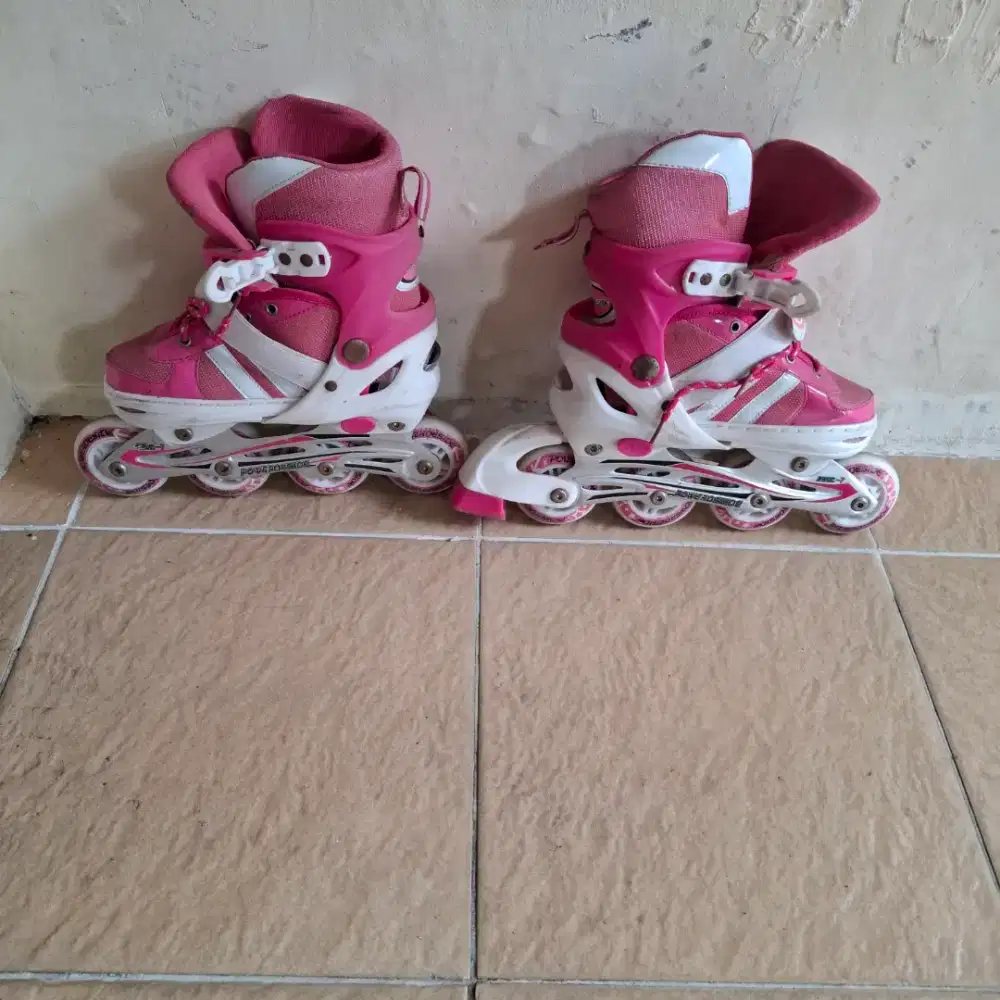 Sepatu roda wanita warna merah muda