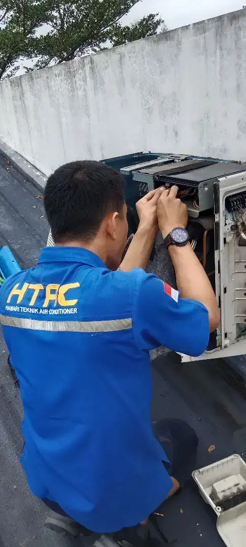 Dibutuhkan helper untuk service ac