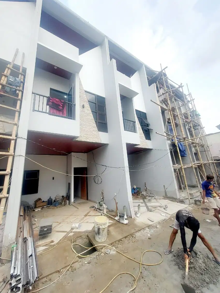 Dijual Rumah 3-lantai dekat Stasiun Klender dan Gerbang Tol Pulomas