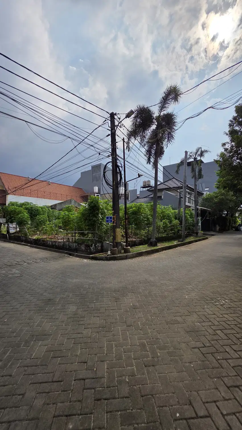 Kavling Luas Hoek Bentuk Kotak Depan Taman dalam Kompleks